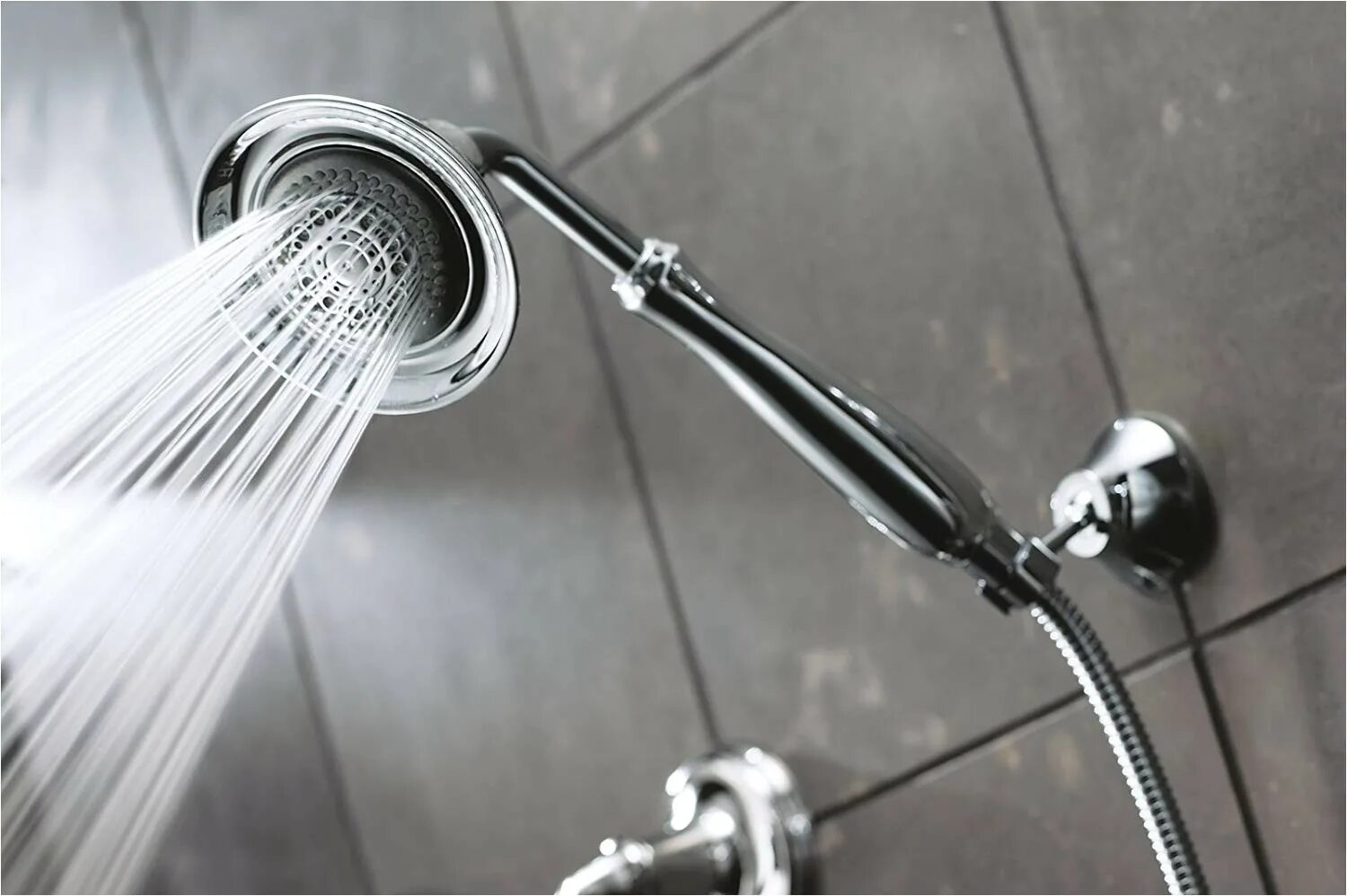 Лейка для душа в ванную. Kohler forte shower head.. лейка для душа в интерьере. струя воды душ. струя воды из душа.