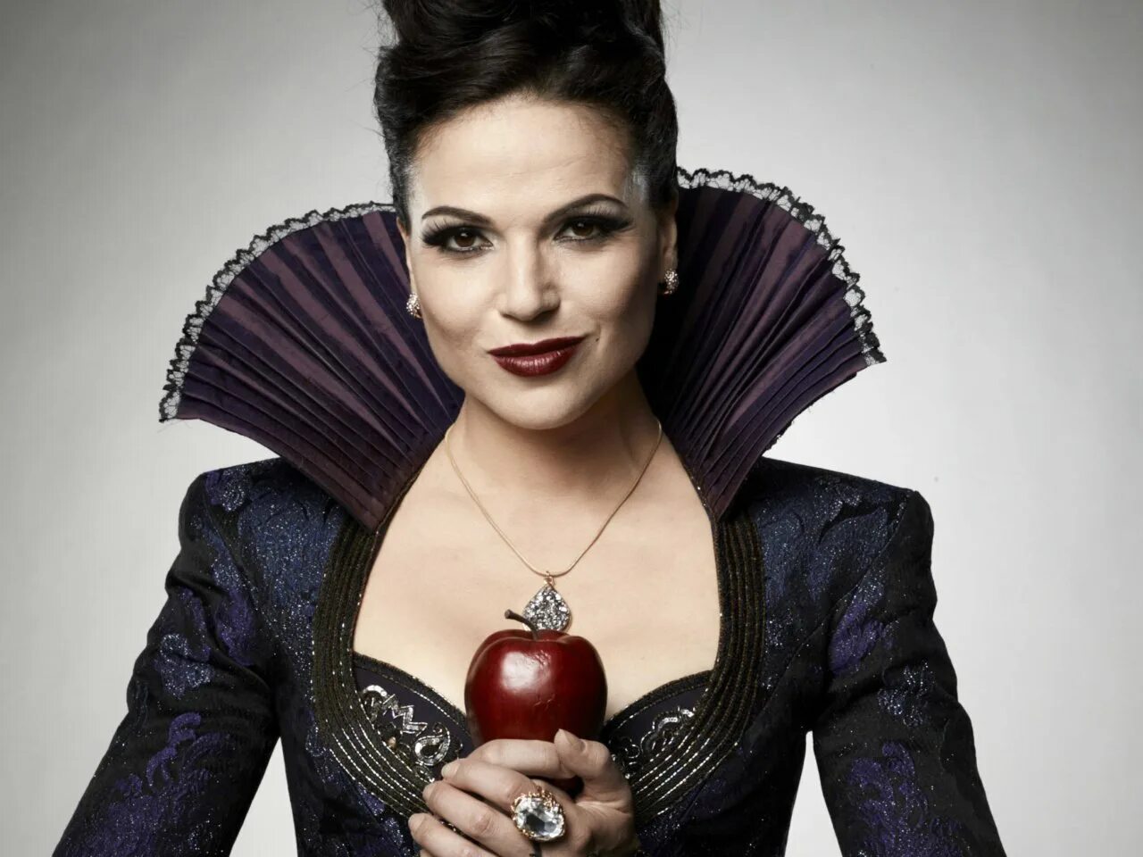 Реджина миллс злая королева наряды. Злая королева образ. Реджина милсзлая королева. Лана паррия злая королева реджина. Злая королева образ.