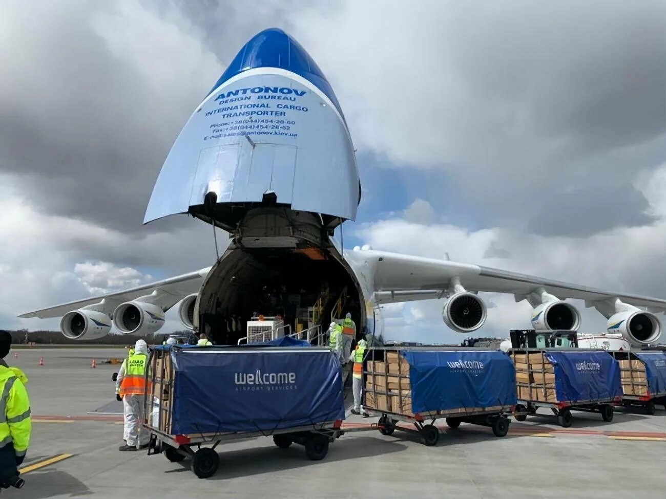 Перевозящий людей самолет. Самолет Мрия АН-225. Украинский самолет АН 225 Мрия. Рекорды АН 225 Мрия. Грузовой самолёт АН-225.