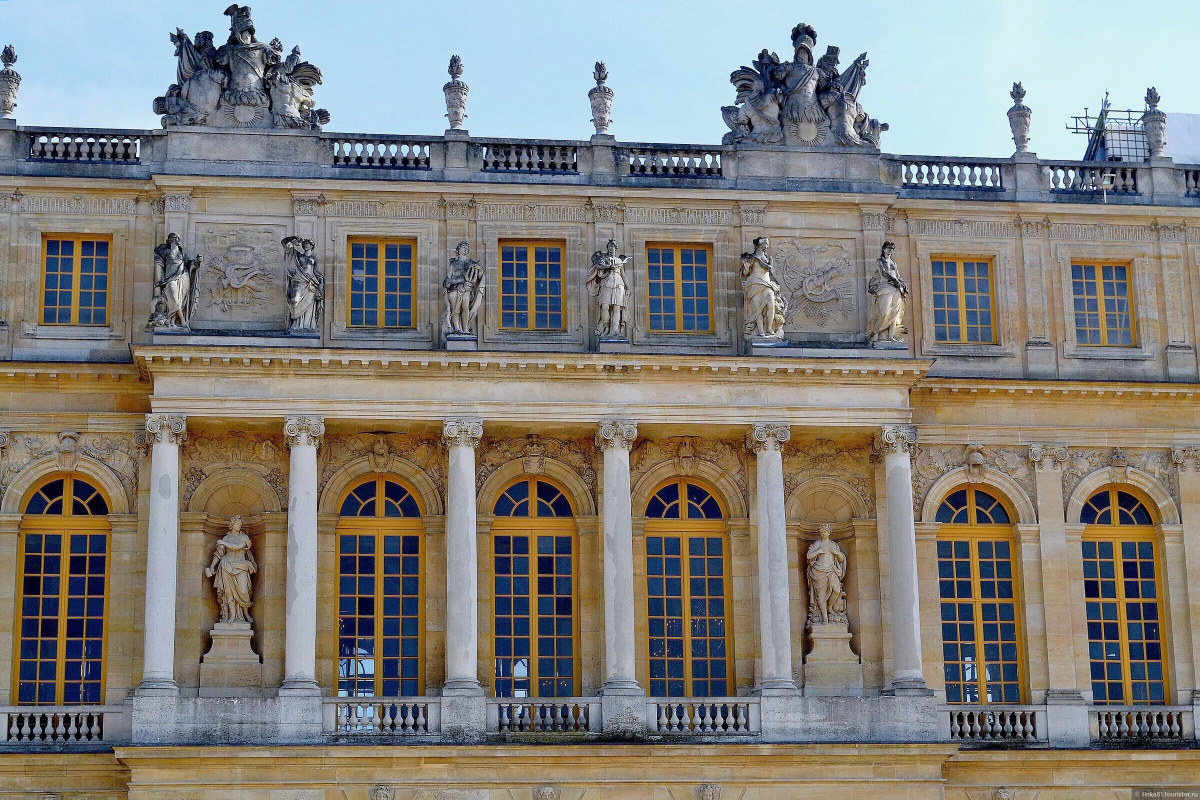 Версаль вк. Версальский дворец Версаль Барокко. Версальский дворец Архитектор. Версаль фасад дворца. Версальский дворец Луи лево.