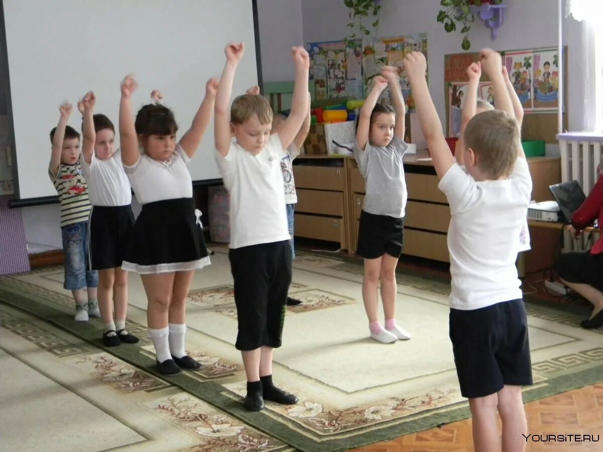 Детсад зарядка. Современная зарядка в детском саду. Гимнастика в детском саду. Дети на физкультуре в детском саду. Физкультура в детском саду.