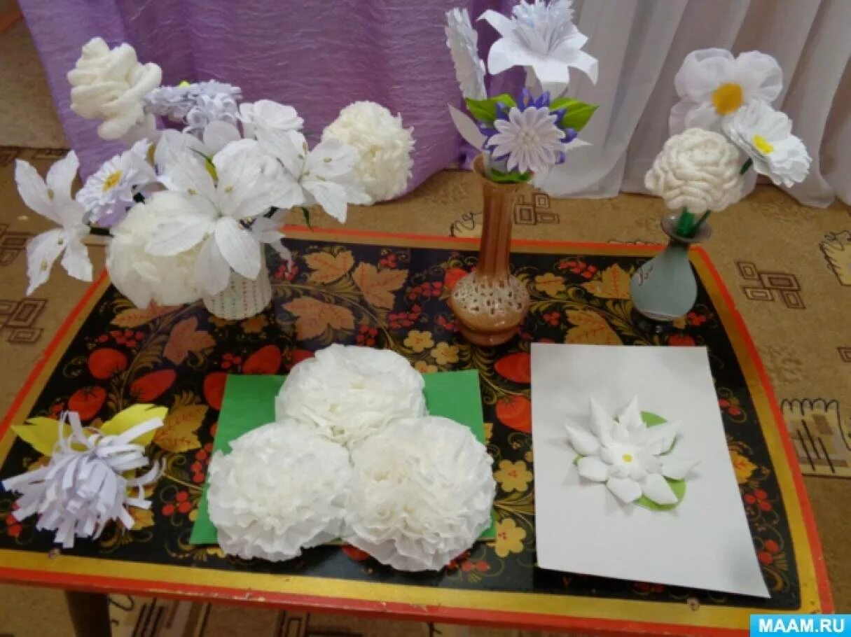 Белый цветок из бумаги для акции в корзинке. Поделки ко дню семьи. Белый цветок в детский сад. Белый цветок в детский сад. Акция белый цветок поделки.