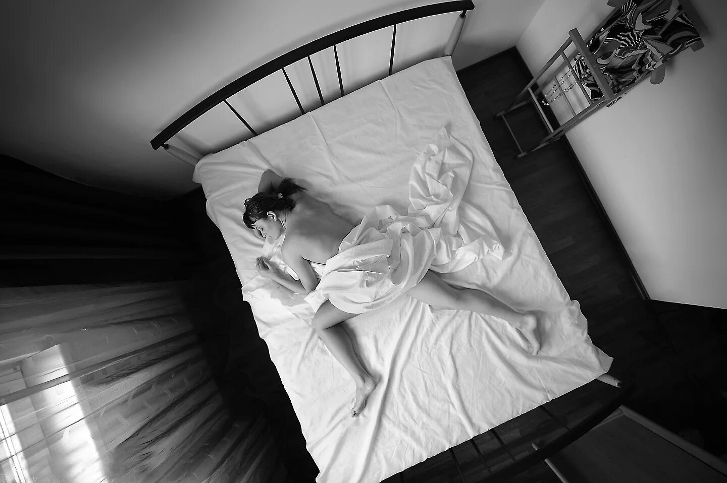 Лежать поперек кровати это как. Лечь поперек кровати. Поперек кровати. Кровать с двп основанием. Матрас pirelli bedding p200 160x190.