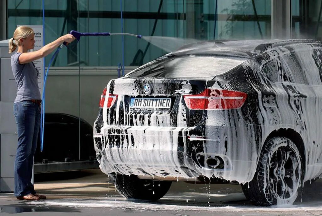 Мыть машину на участке можно. Мойка автомобиля. Мытье машины. Автомойка машина. Машина на автомойке.