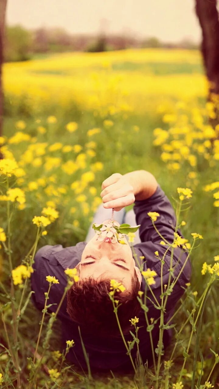 Фотосессия в васильковом поле. Yellow flowers human. Мужчина в поле с цветами. Мужчина в поле цветов. Мужчина в поле цветов.