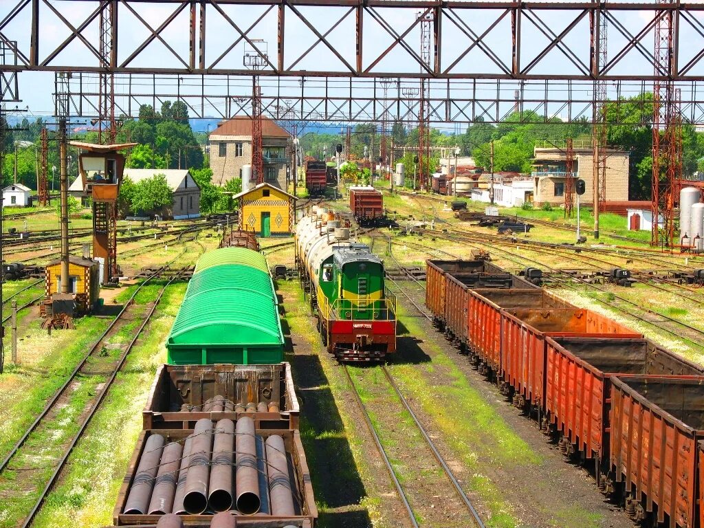 жд станция смычка. сортировочная горка жд. сортировочная горка инская. станция лужская сортировочный парк. вид сортировочной станции с вагонами.
