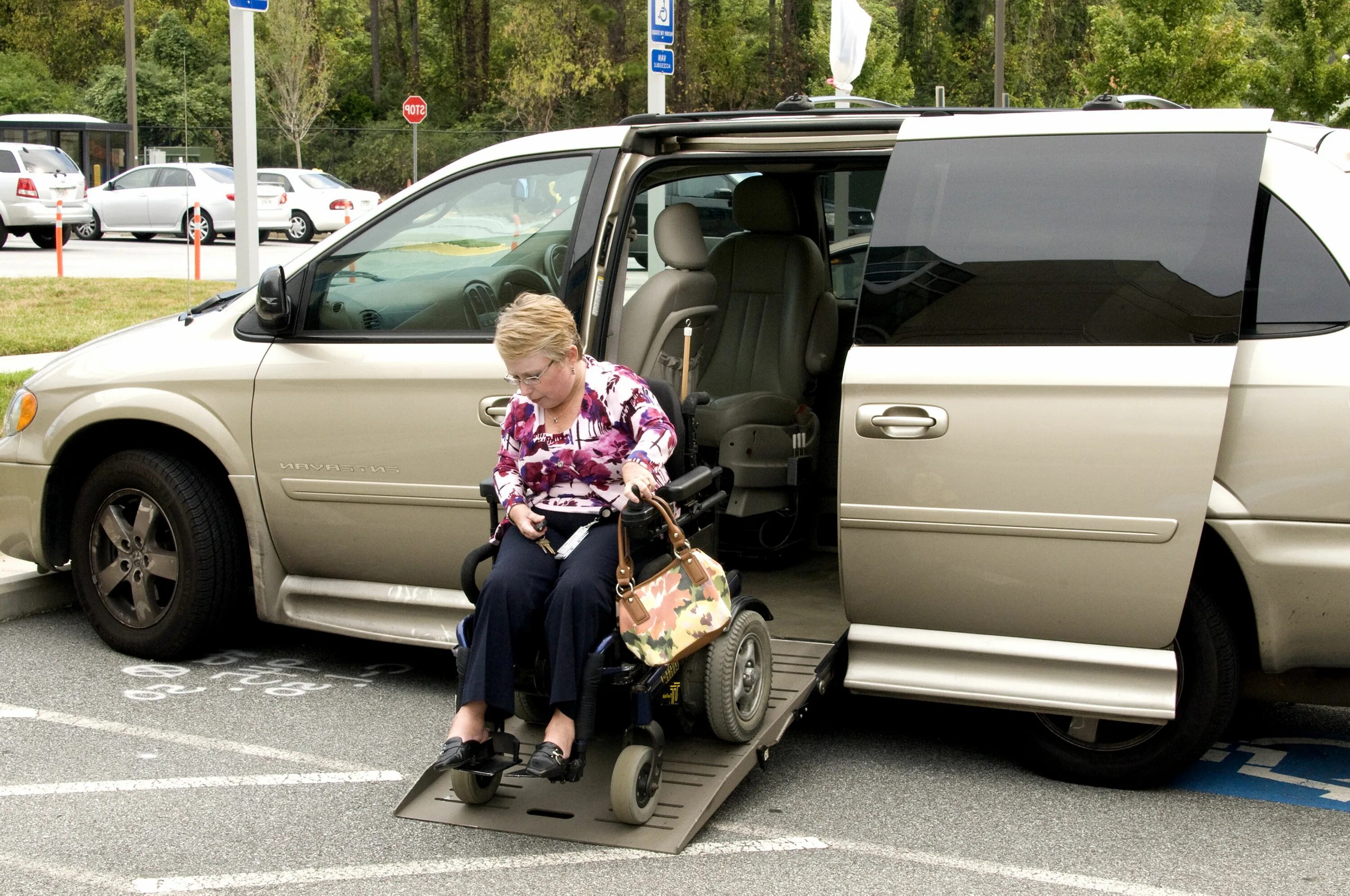 Где купить машину инвалиду. Машина для инвалидов. Автомобиль для колясочников. Легковые автомобили для инвалидов. Авто для инвалидов колясочников.