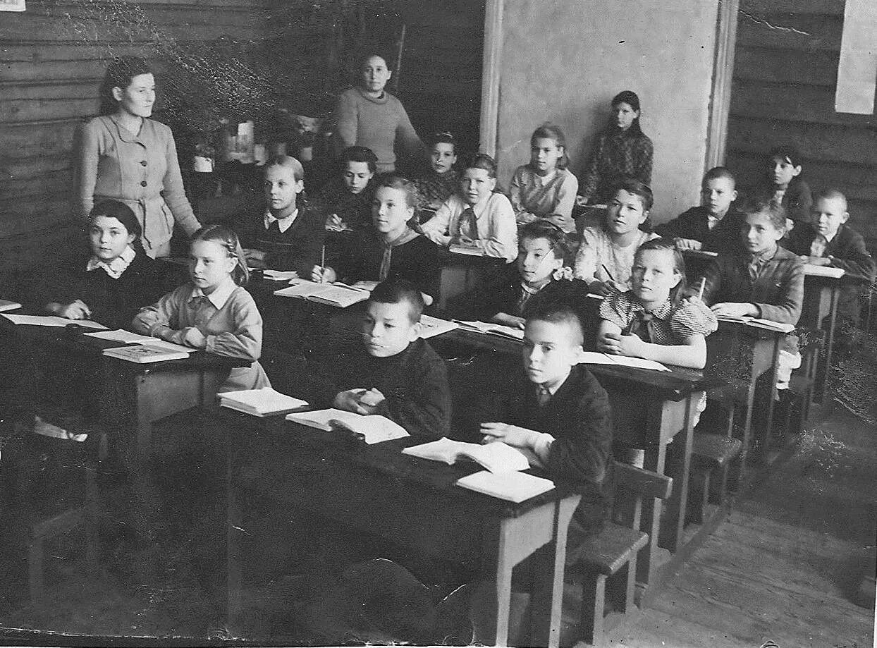 жизнь ленинградских школ в воспоминаниях учащихся и учителей стихи. дети в блокадной школе. ученики школы в лисисьем. в каких школах учились в ленинграде. дети блокадного ленинграда в школе.