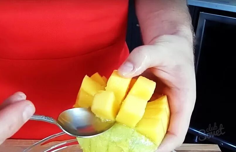 Как быстро почистить манго. Манго нарезанное кубиками. как нарезать манго кубиками. как кушать манго. манго надо очищать от кожуры.