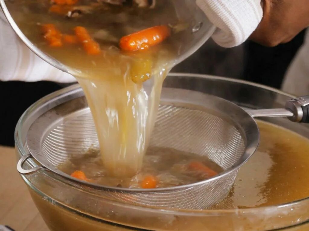 Бульон. Суп в кастрюле. Процеживание бульона. Прозрачные супы.