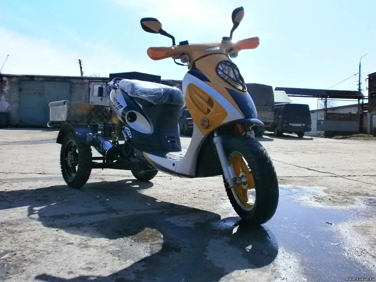 Трехколесный скутер quadro 350s. Скутер ямаха 150 трехколесный. Мопед хонда 3 колесный. Трехколесный скутер 50 куб. Скутер ямаха 150 трехколесный.