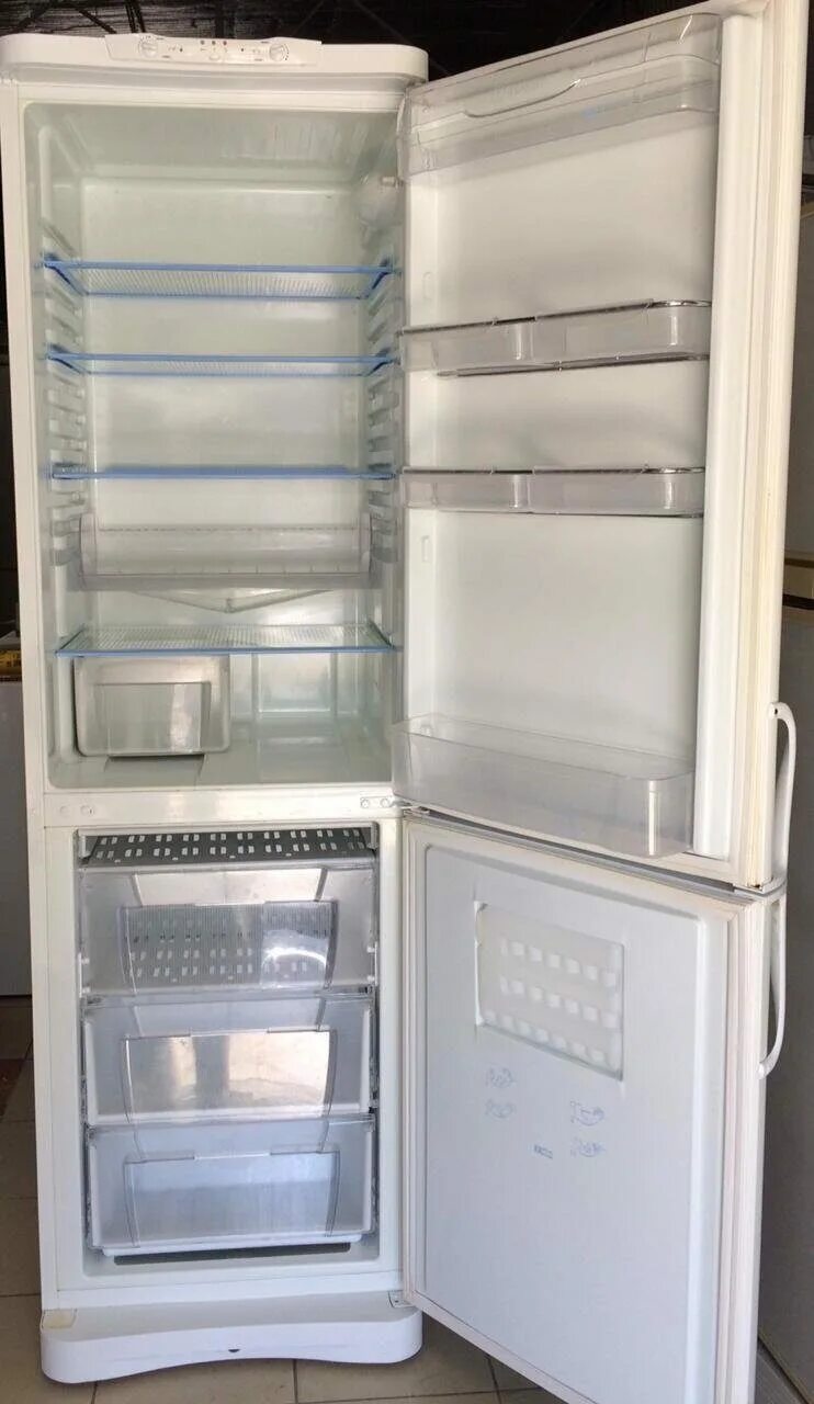Холодильник индезит двухкамерный модели. Холодильник Индезит двухкамерный 2м. Холодильник Индезит двухкамерный c130g.