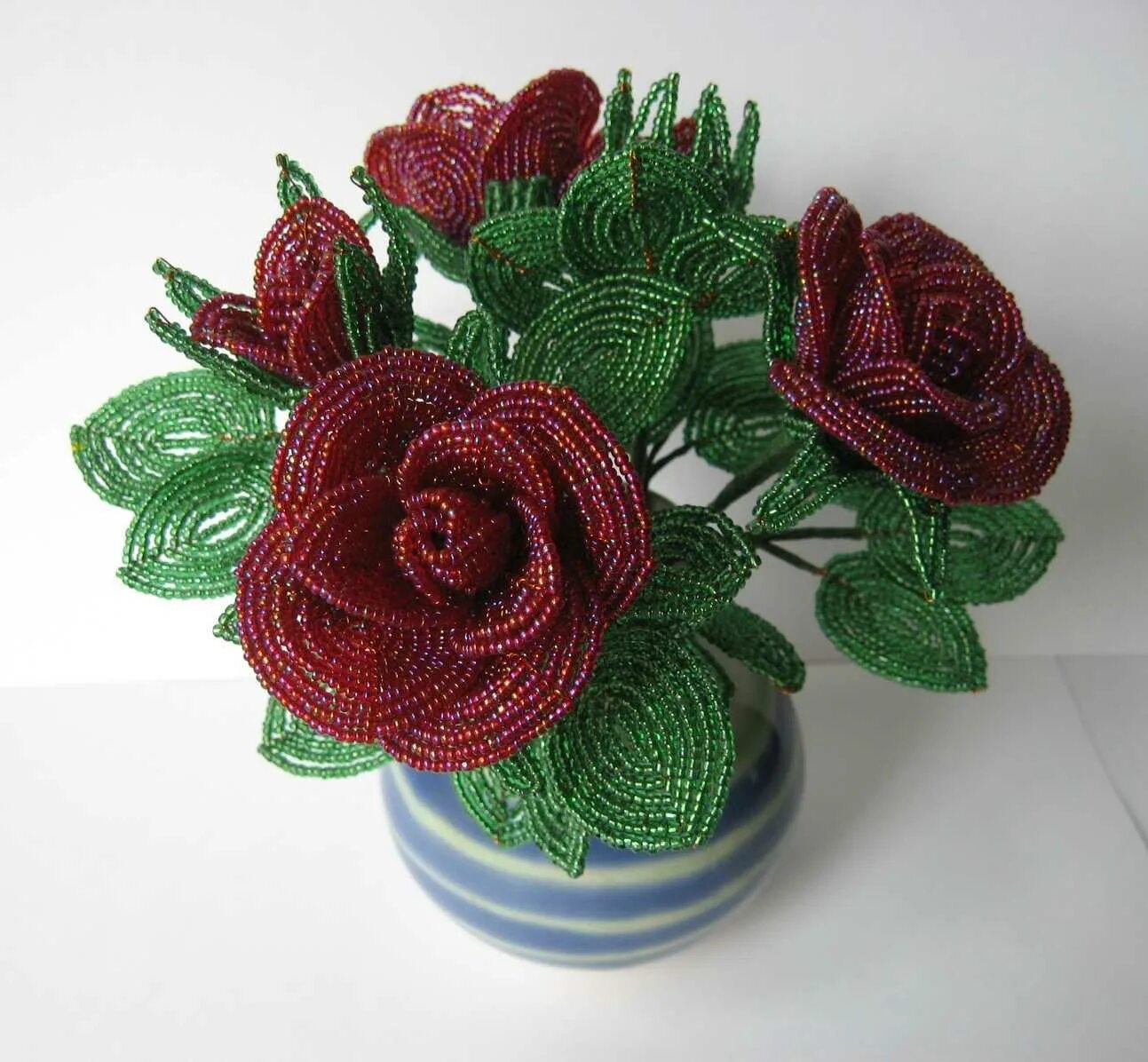 Цветы из бисера техника. Цветы из бисера. Цветочные композиции из бисера. Плетение бисером цветы. Французское плетение бисером.