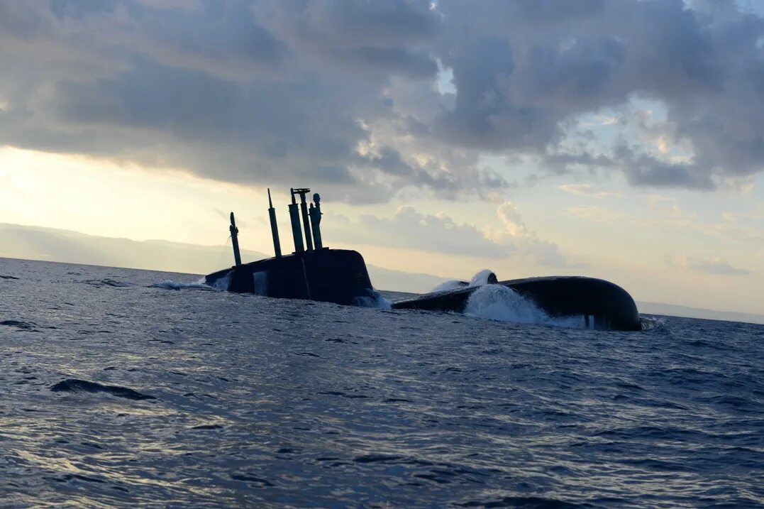 Аварийное всплытие подводной лодки. Всплытие подводной лодки. Всплытие подводной лодки. Апл экстренное всплытие. Подводная лодка всплытие.