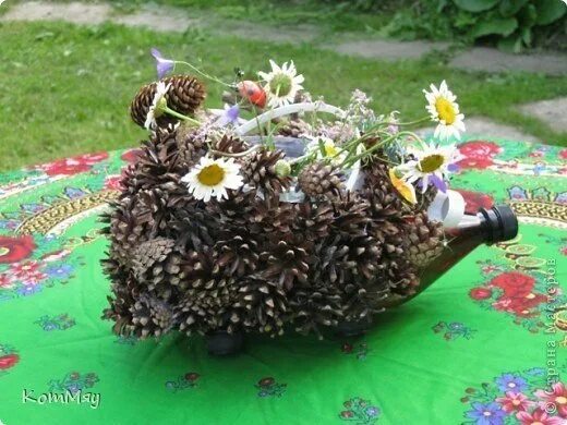 Как сделать ежика из шишек и бутылки. Ежик из шишек. ежик из бутылки и шишек.