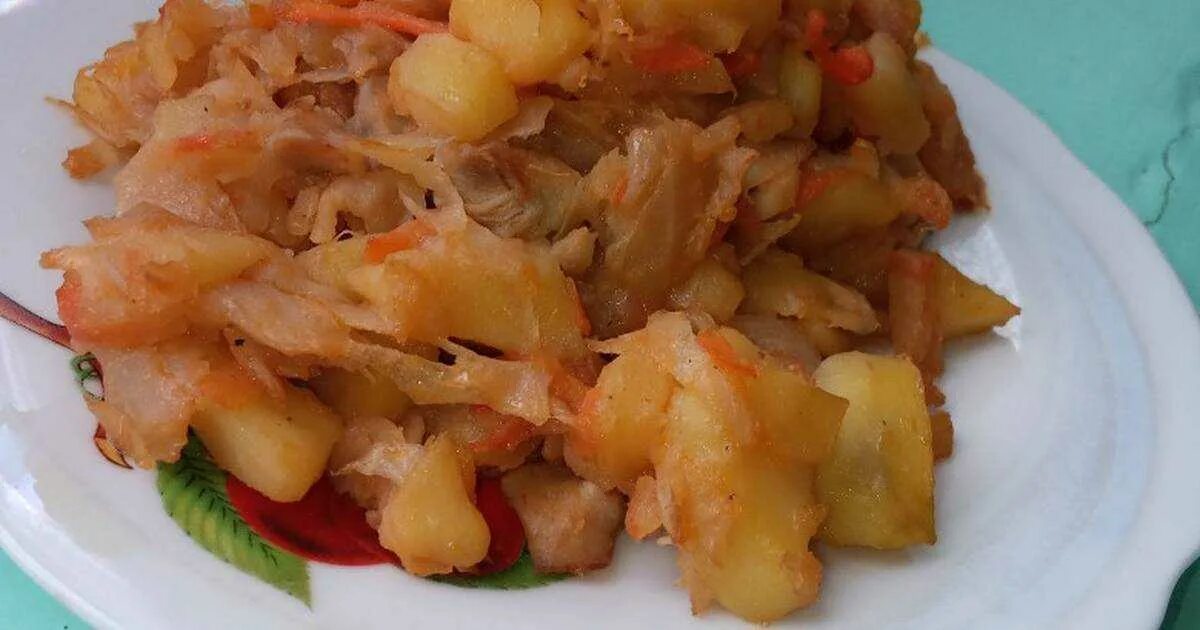 Приготовление капуста с картошкой. Картошка с капустой. Тушёная капуста с картошкой. Тушёная капуста с картошкой и мясом. Тушеная капуст аас картошкой.