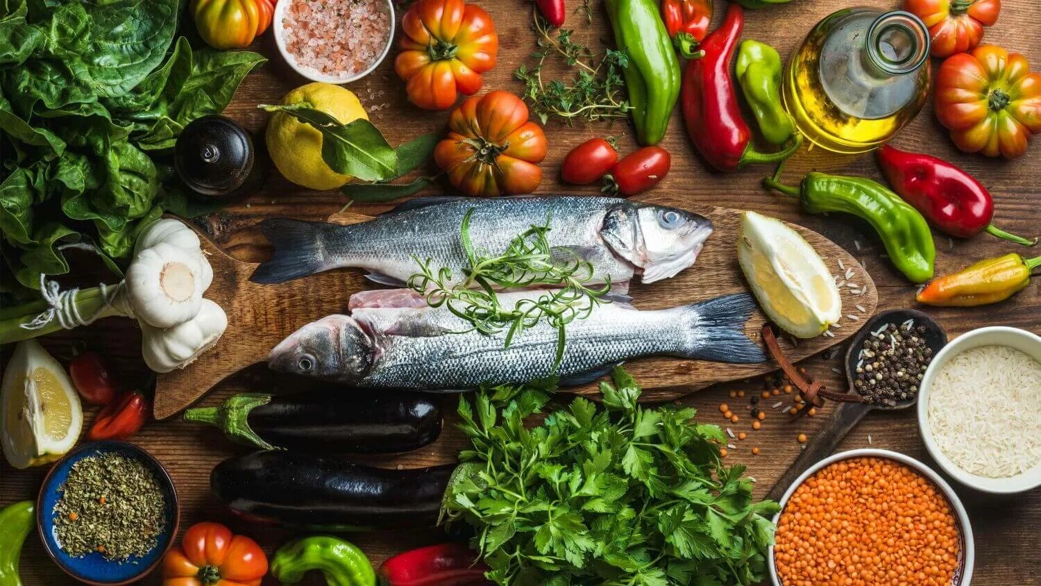 Продукты. Мясо рыба овощи. Разные продукты. Рыба с овощами. Овощи и фрукты являются источником