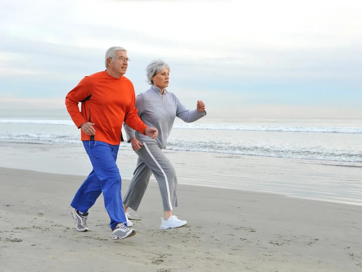 Организм после 70 лет. Спортивные пожилые люди. Пенсионеры занимаются спортом. Пожилые люди занимаются спортом. Активный образ жизни.