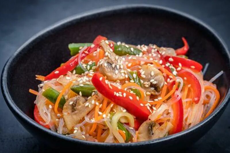 Фунчоза с курицей и овощами в соевом соусе. Фунчоза с эноки. Фунчоза с курицей и овощами в соевом соусе. Лапша вок фунчоза с курицей. Фунчоза с болгарским перцем и соевым.