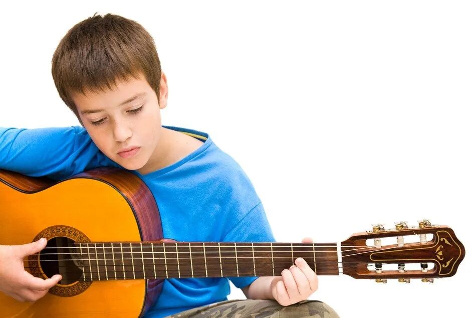 Музыкальные мальчики игра. Ребенок играющий на гитаре. Гитара для детей. Подросток с гитарой. Подросток музыкант.