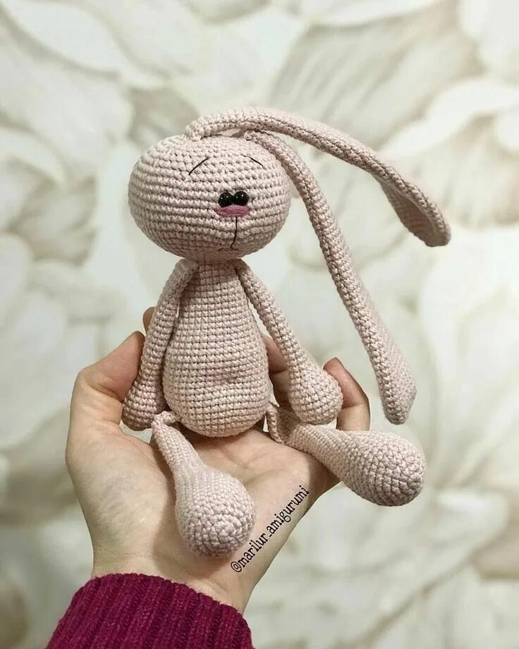 Плюшевый зайка марины григоревской. Игрушка зайка крючком. Зайка амигуруми марины григорьевской. Игрушки из долфин беби. Вязаные игрушки марины.