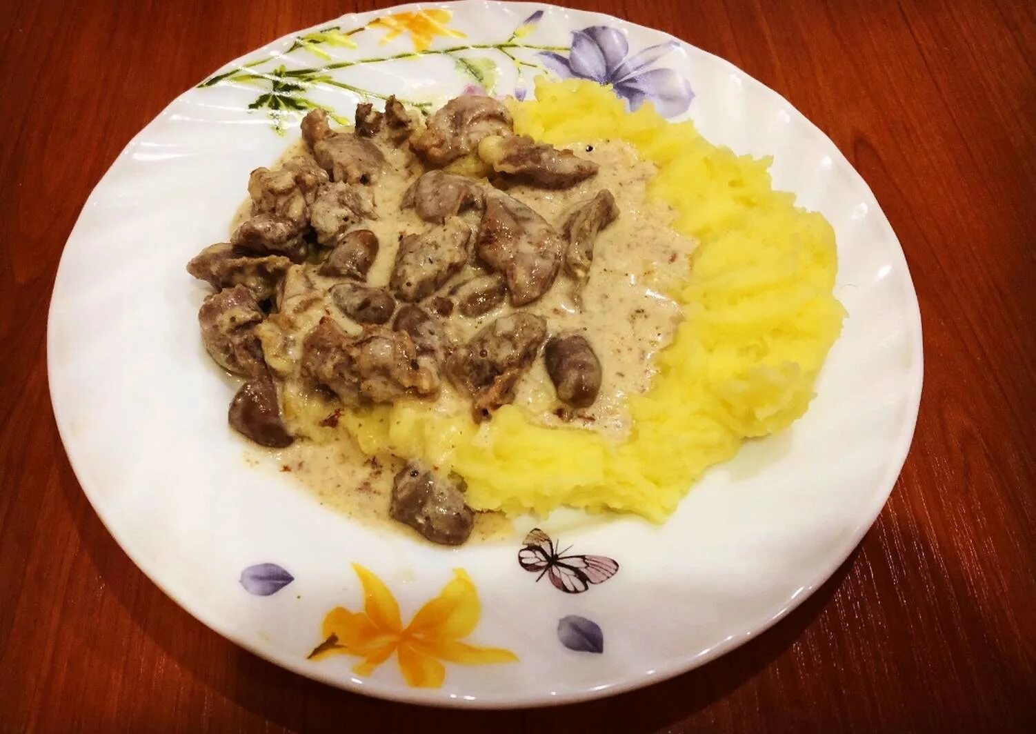 Как вкусно приготовить куриные желудки и сердечки. Куриные сердечки и желудки. куриные сердечки и желудки в сметане. куриные сердечки в сметане. сердечки и желудочки куриные тушеные в сметане.