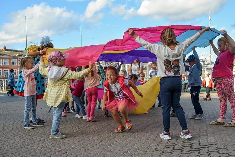 Детские мероприятия с аниматорами. Детское крио азот шоу. Аниматоры на праздник на улице. В центре мы встретили аниматора. Организация и проведение детских праздников.