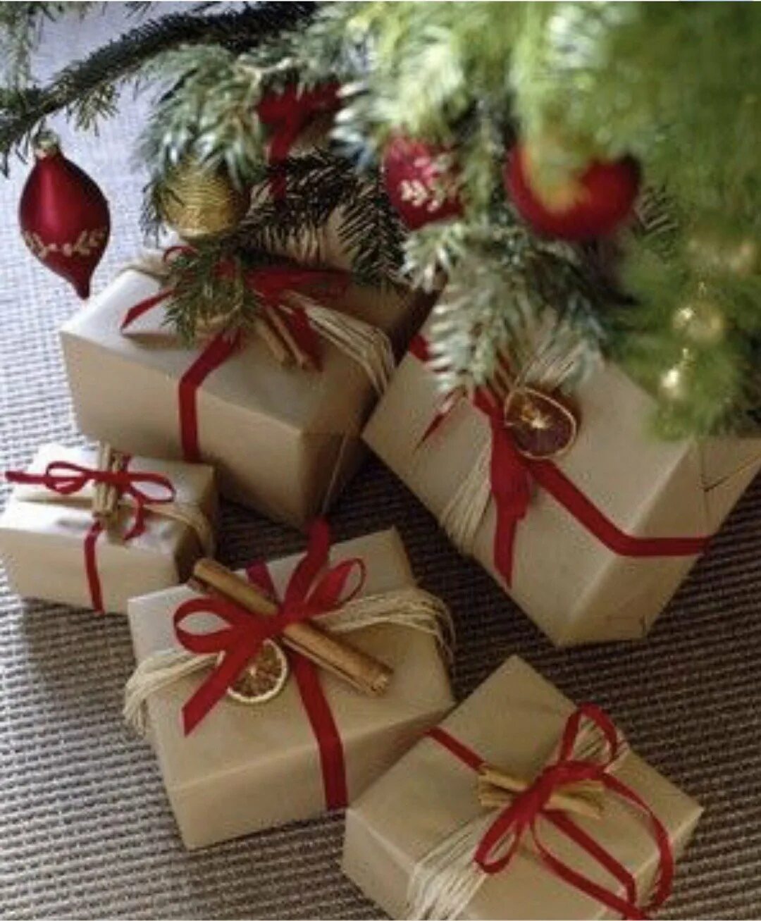 Украсить елку подарками. Упаковка новогодних подарков. Украшение подарков на новый год. Красивая упаковка подарков. Упаковка подарков под елку.