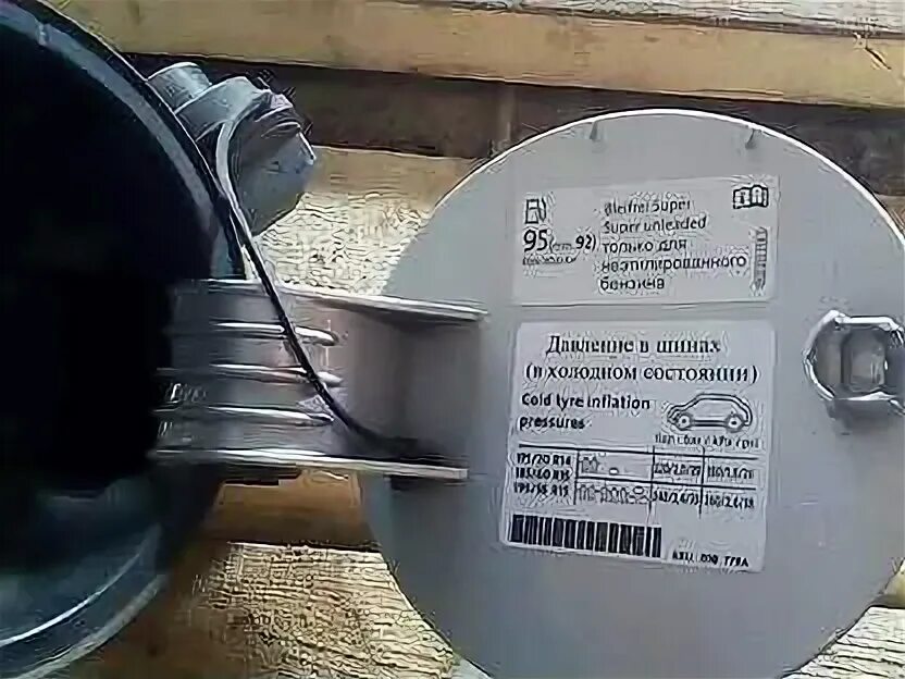 Лючок бензобака поло седан. Люк бензобака volkswagen polo. наклейка на лючке поло седан.