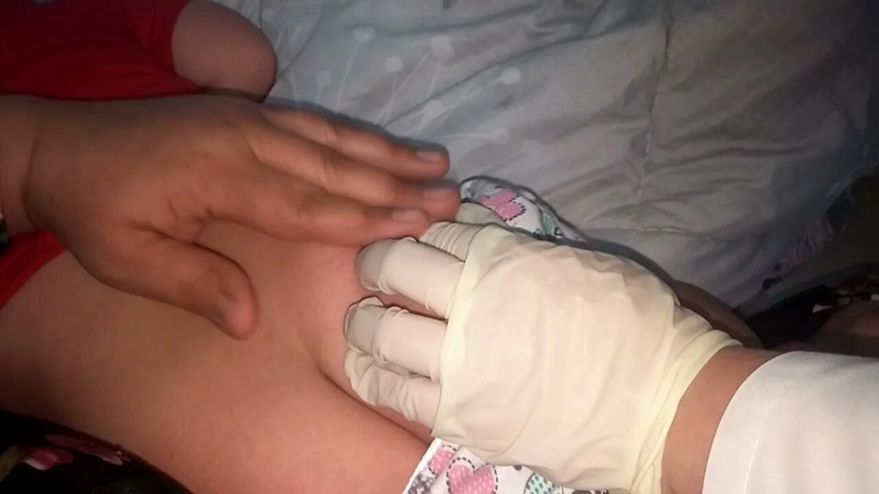 Внутримышечное введение детям. Уколы детям. Уколы маленьким детям. Постановка уколов в ягодицу. Уколы детям в ягодицу девочкам.