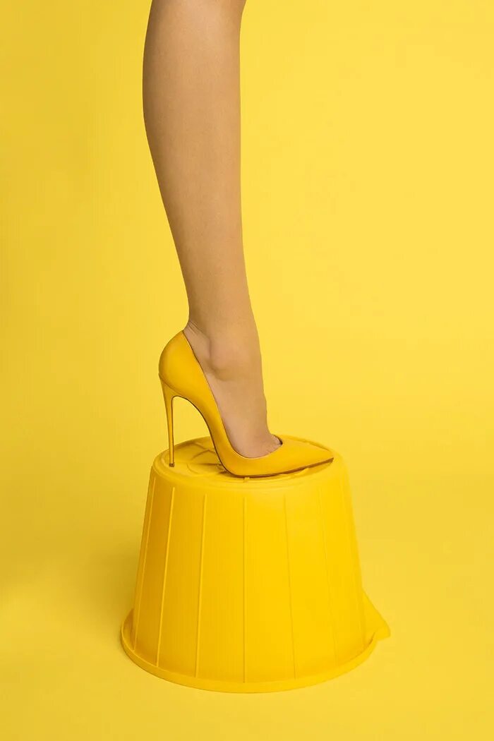 Желтые стопы. Желтая ножка. Желтые предметы. Ноги на желтом фоне.