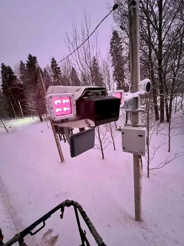 В белгороде расстреляли машину. Расстрел камер видеофиксации. Камеры на дорогах. Расстреливают камеры. Расстреливают камеры.