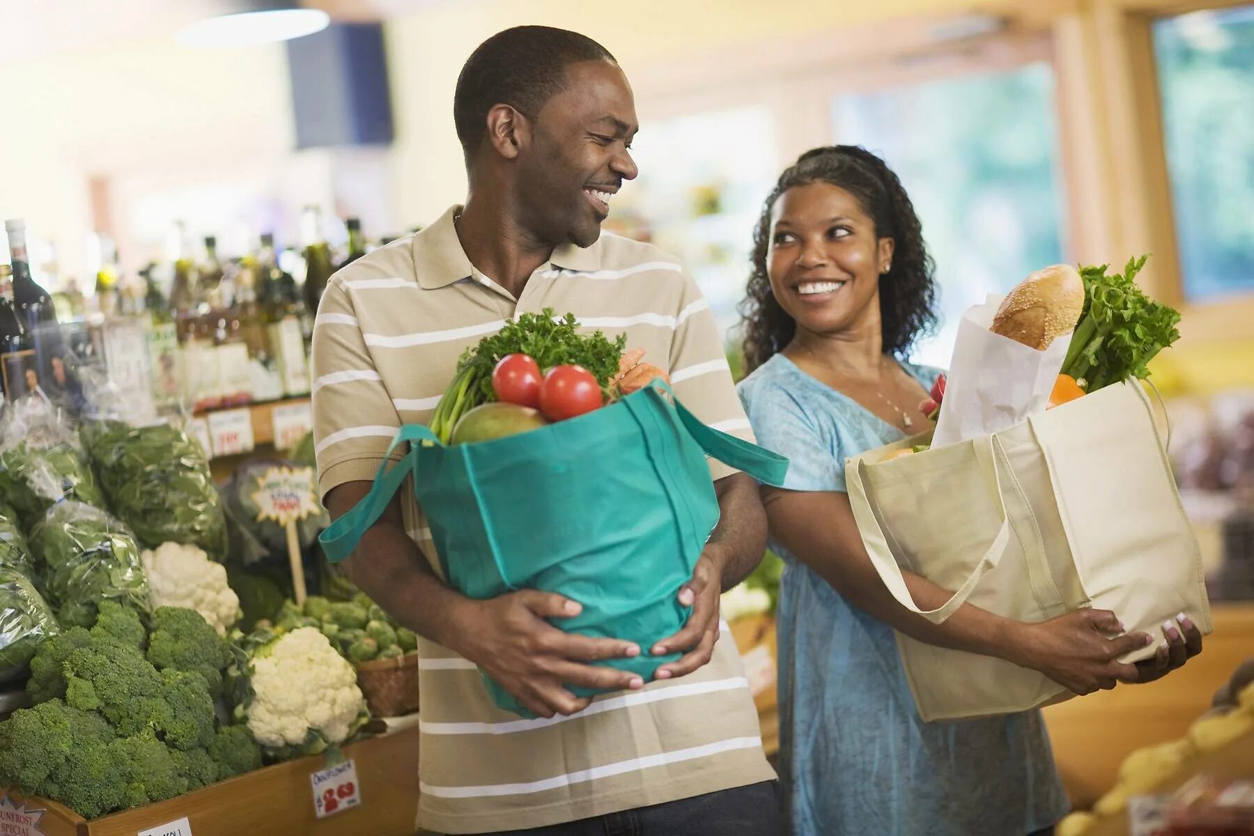 Счастливая женщина с овощами. Black man shopping. Family shopping Market. Африканец delivery.