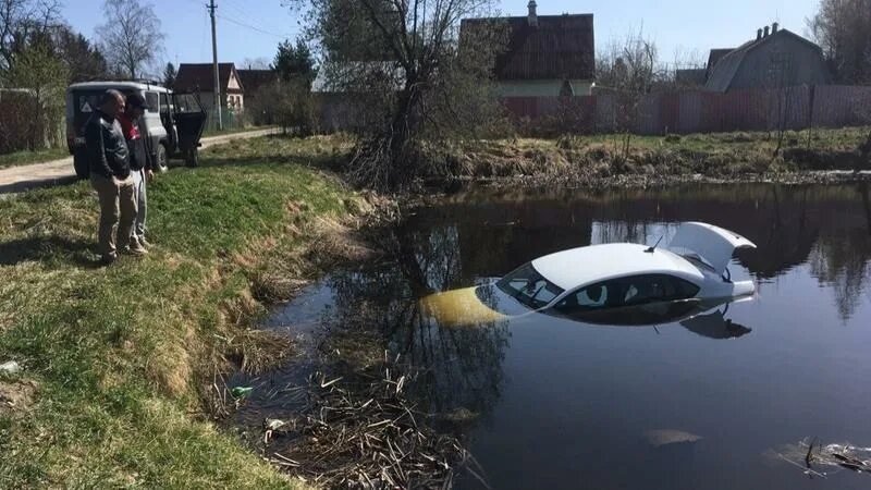 Машин пруд. Машина возле водоема. Машина в пруду. Машин пруд. Машин пруд.