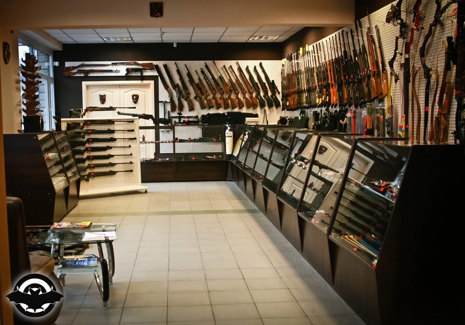 Сайт магазина охотник на онежской. Магазин охотник на каширке. Оружейный магазин на ташкентской 15/22. Оружейный магазин на петровке 19. Ассортимент магазина оружия.