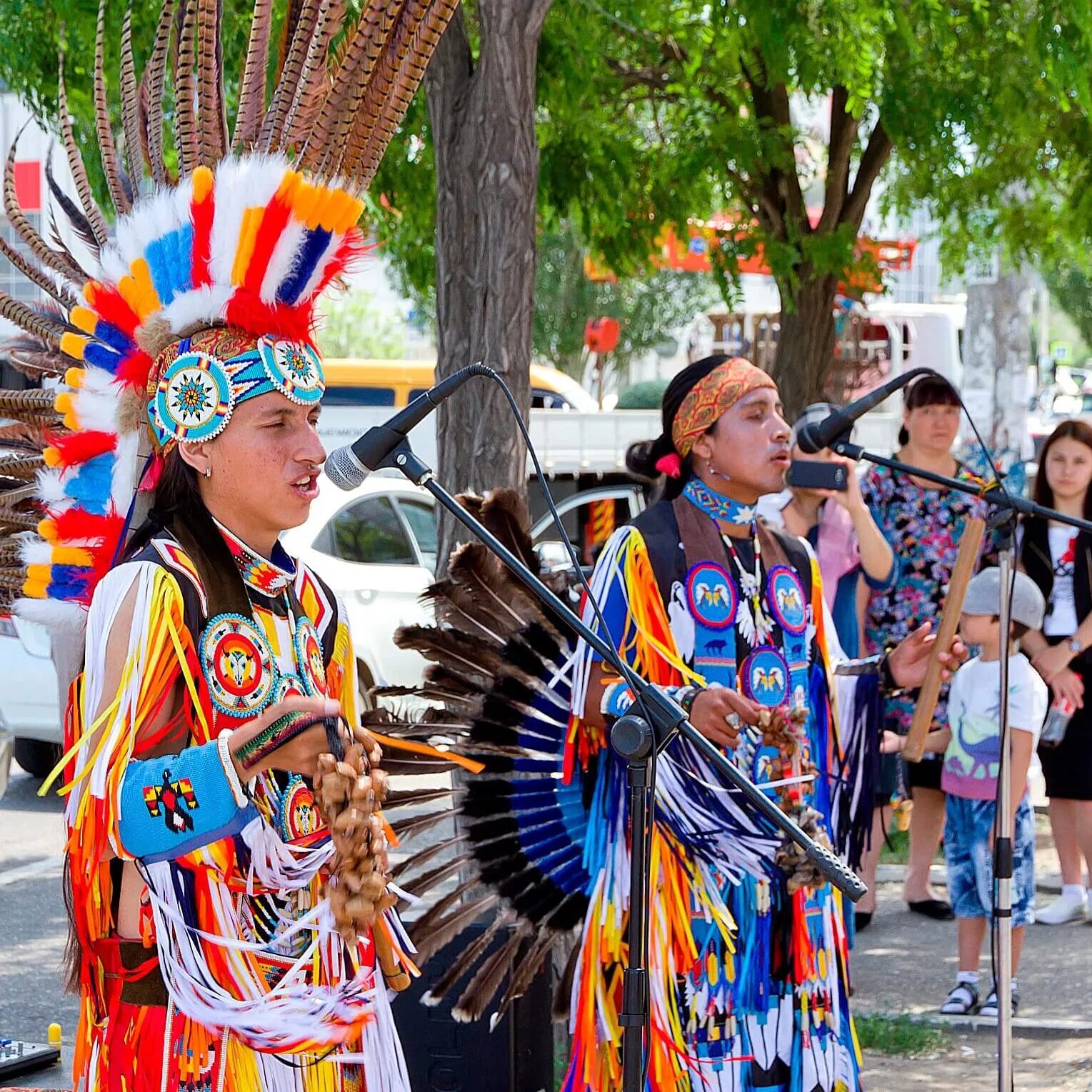 Индейцы на улице. Индейцы музыканты на улице. Индейцы поют. Индейцы музыканты.