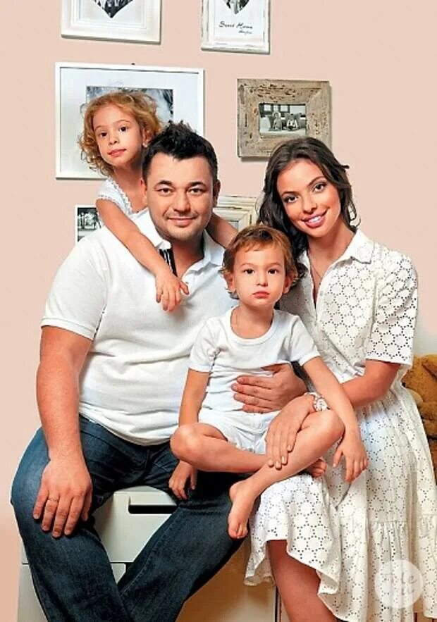 Семья жуковых. Жена жукова сергея руки вверх. семья сергея жукова. семья жукова руки вверх. дети сергея жукова руки вверх.