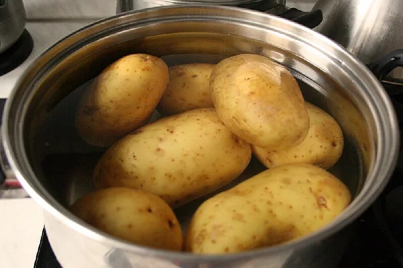 Есть ли вода в картошке. Картофель в мундире. Отваривание картофеля. Вареная картошка в мундире. Отварить картофель в мундире.