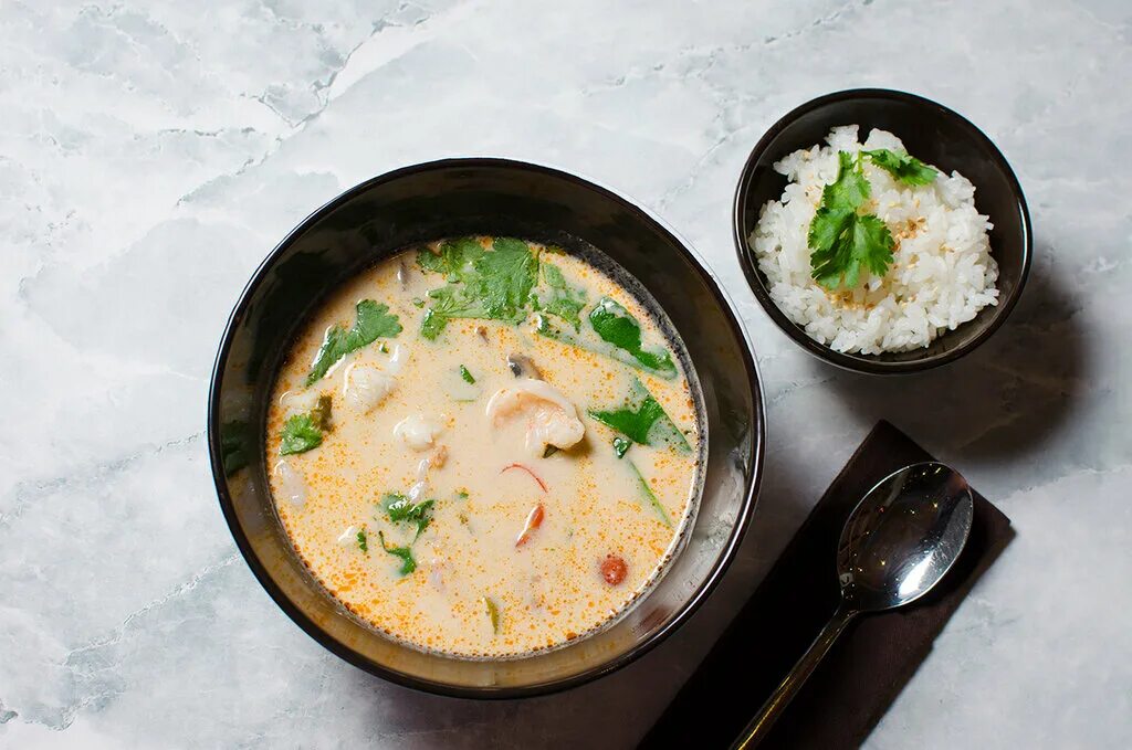 Том ям классический. Рамен том ям с курицей. Тайский пряный суп. Суп том ям с рисом. Суп том ям ресторанная подача.