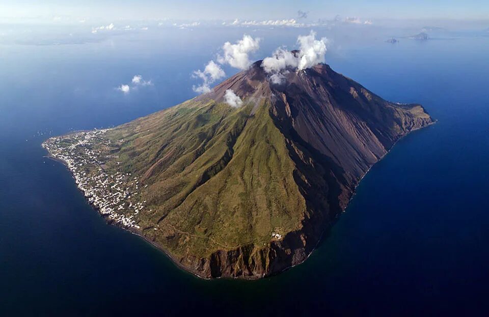 Страна острова вулканы. Стромболи вулкан. Вулкан Стромболи кратер. Остров Стромболи. Стромболи Италия.