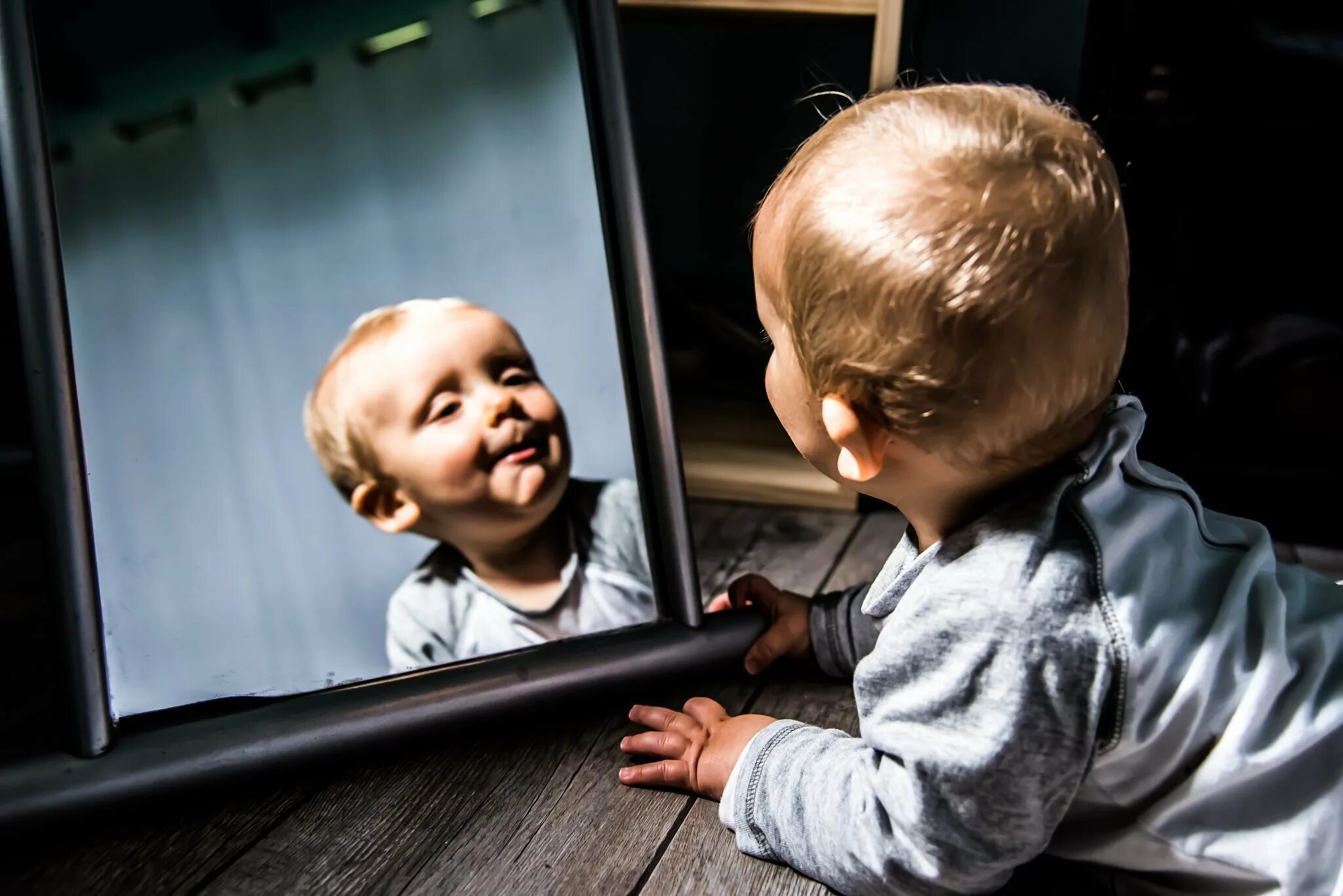 Ребенок перед. Зеркало для детей. Ребенок перед зеркалом. Отражение ребенка в зеркале. Ребенок смотрится в зеркало.