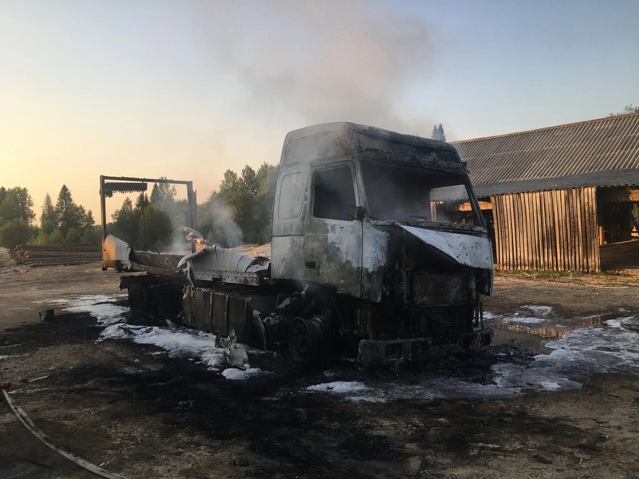 Самосвал Вольво сгорел. Сгорел грузовик Вольво.