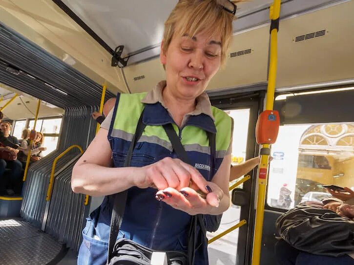 Кондуктор в автобусе. Кондукторша в автобусе. Фото кондуктора автобуса. Кондуктор автобус работа