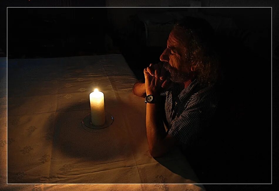 свечи горели свечи песня. пока горит свеча. зажгите свечи и пусть молчат колокола. горят свечи ярко горят. слушать песню свечка.