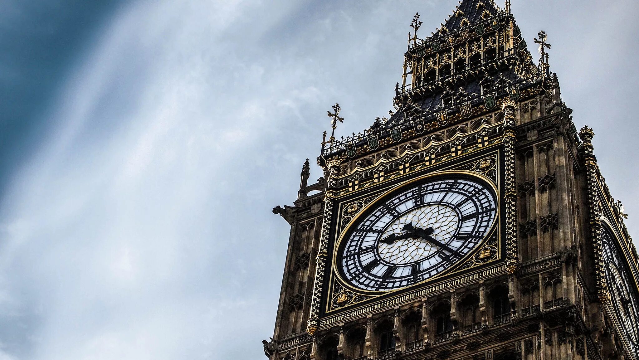 Big ben listening. Башня Биг Бен в Лондоне. Биг-Бен (башня Елизаветы). Часовая башня Вестминстерского дворца. Часовая башня Биг Бен в Лондоне.