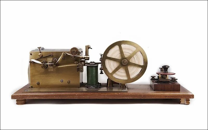 Электромагнитный телеграфный аппарат 1837. Электромагнитный Телеграф Морзе. Релейный телеграфный аппарат Морзе. Телеграфный аппарат Морзе 1837.