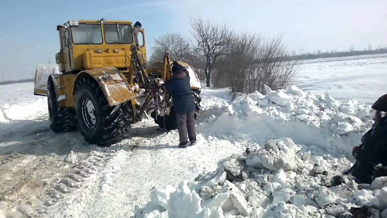 Игра трактора чистят снег. Трактор к-701 с отвалом. Отвал на к 700. К700 Кировец трактор спасает. Трактора т150к зимой.