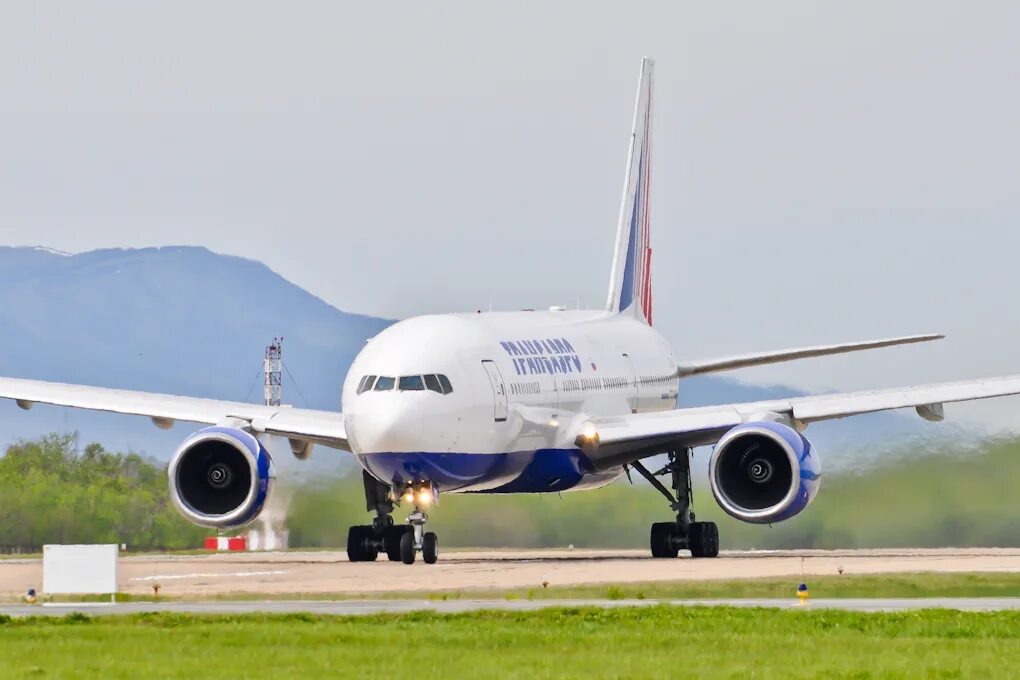 Boeing 777-200lr qatar. Airbus a380 emirates. Боинг 777 9x. Аэропорт южно-сахалинск 777 боинг. Boeing 777-200 двигатель.