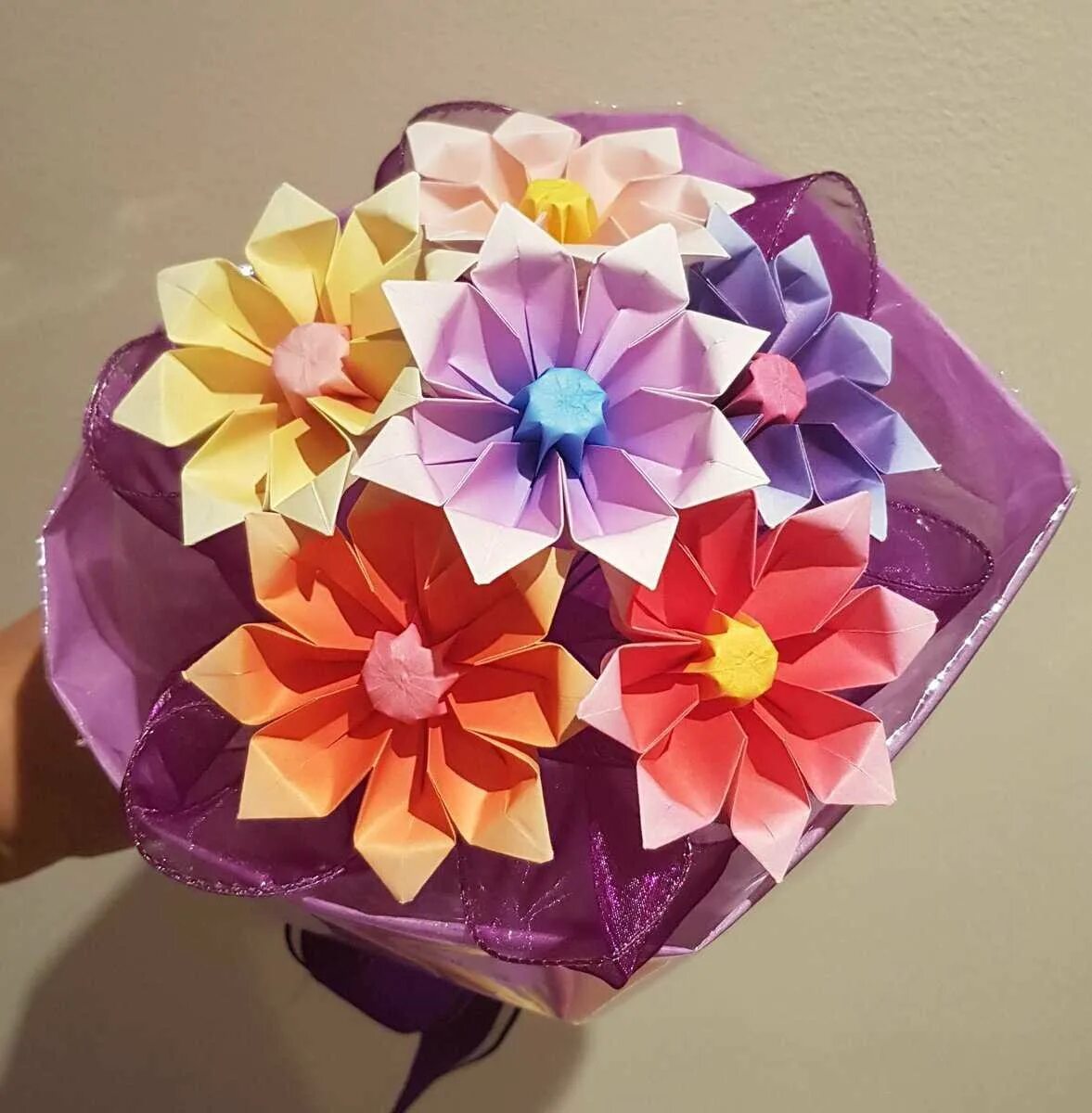 Букеты из бумаги видео. Цветы из бумаги. Оригами цветочек. Объемные цветы оригами. Букет цветов «оригами».