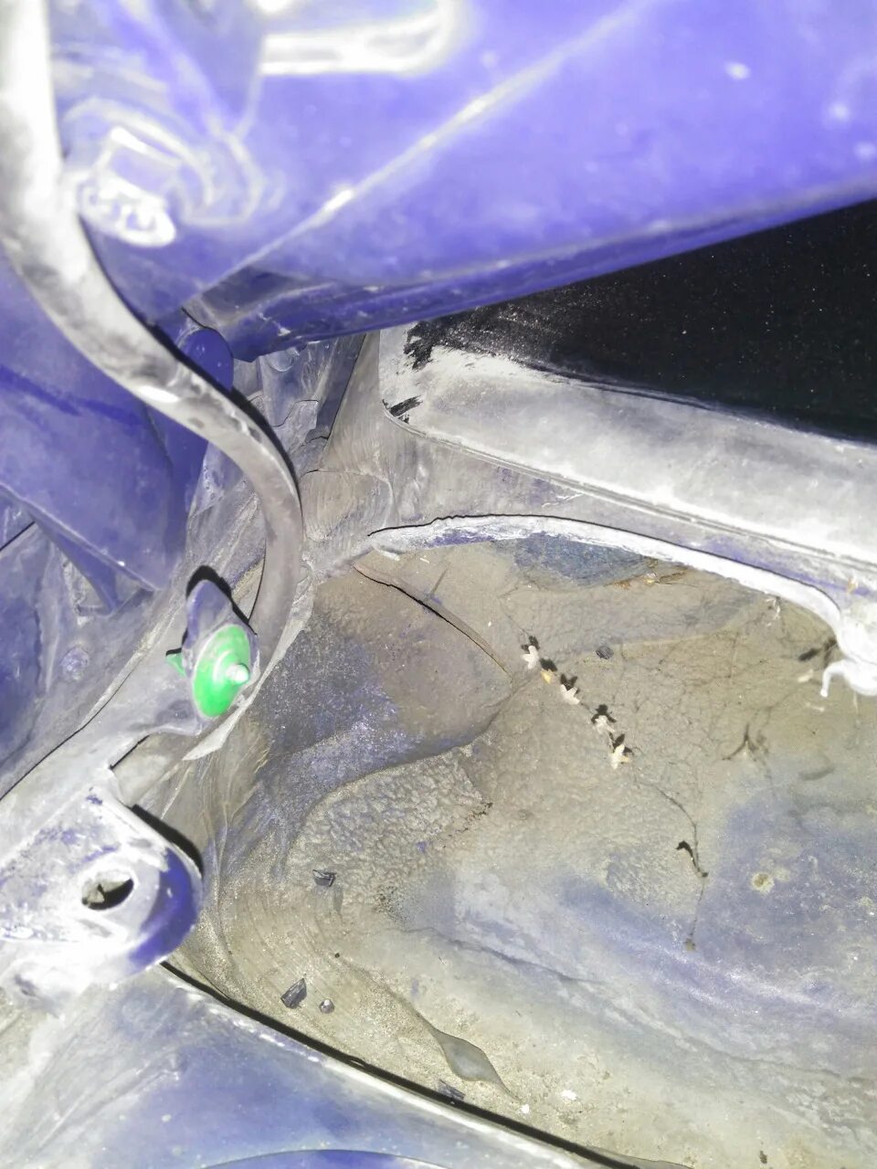 Дренаж кондиционера рено меган 2. Volvo xc90 дренаж кондиционера. Дренажные трубки кондея е90. Дренаж рено меган 2. Прочистки на ливневой канализации к2.